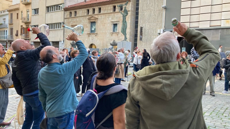 Aixecada col&middot;lectiva de porrons per reivindicar el seu vincle amb el Forn del Vidre