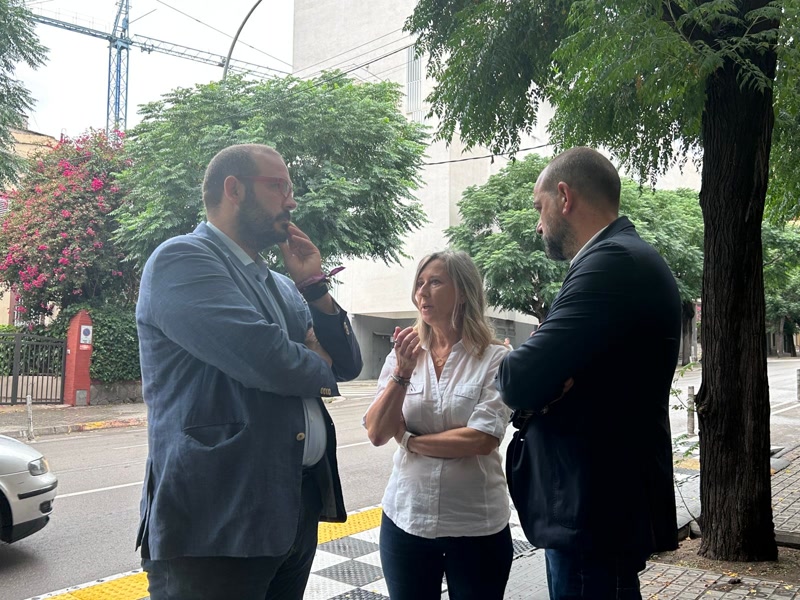 L'alcalde, la secretaria de transport i mobilitat i el regidor de mobilitat a la nova parada de Ronda Prim