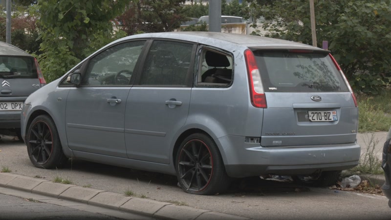 El vehicle aparcat fa mesos a tocar de la comissaria dels Mossos d'Esquadra.