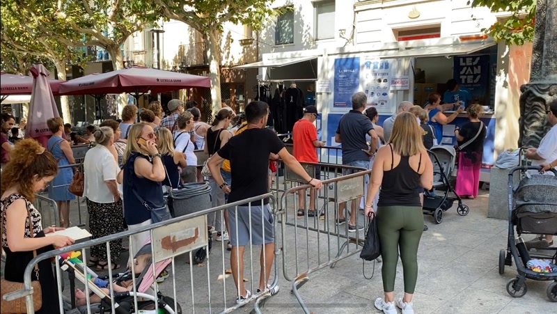 Oberta la Botiga de Les Santes amb les samarretes com a principal reclam
