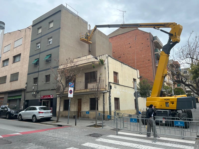 L&rsquo;Ghacham comen&ccedil;a a pintar les primeres capes del mural de Les Santes