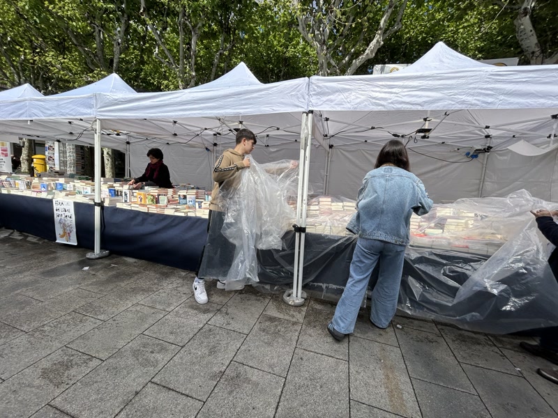 Els llibreters, pendents del temps per Sant Jordi