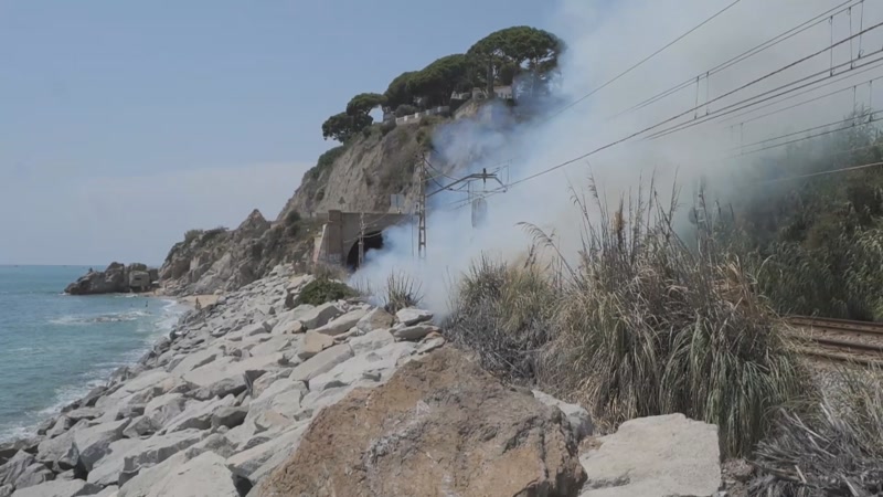 Un incendi a tocar de les vies del tren entre Caldetes i Arenys altera la circulaci&oacute; ferrovi&agrave;ria