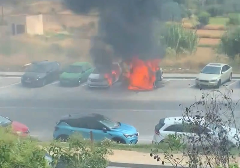 Cremen tres vehicles a la Carretera de Mata