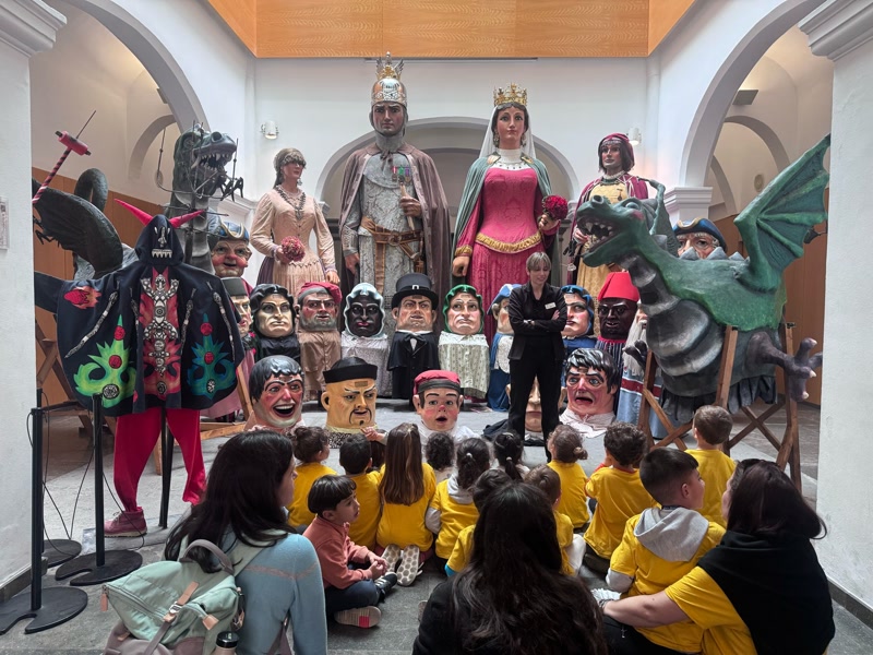 <strong>Les escoles visiten les comparses protagonistes de Sant Jordi a l&rsquo;Ajuntament</strong>