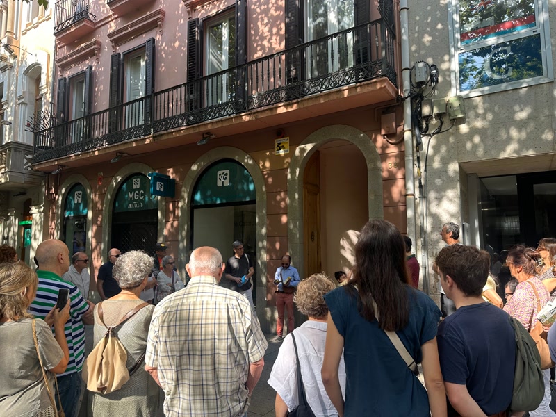 El segon punt previst a l'itinerari ha estat la casa de Manuel Cuyàs des d'on va escriure molts dels seus articles.