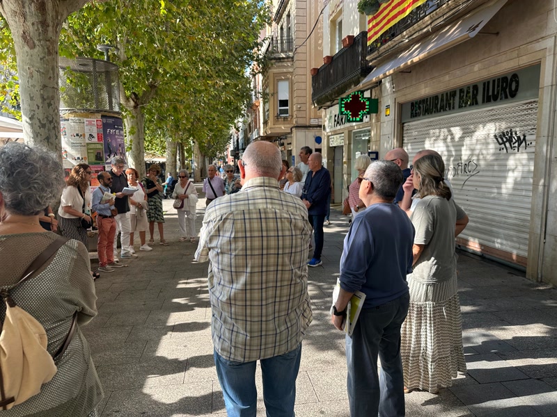 El punt de partida de la ruta ha estat davant el Bar Iluro per la forta vinculació que tenia amb Manuel Cuyàs.