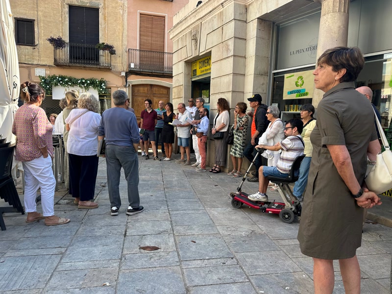 <strong>Una ruta liter&agrave;ria per Matar&oacute; descobreix escenaris ic&ograve;nics dels articles de Manuel Cuy&agrave;s</strong>