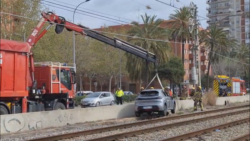 Un xoc entre dos vehicles a l&#39;N-II acaba amb un dels cotxes a les vies del tren