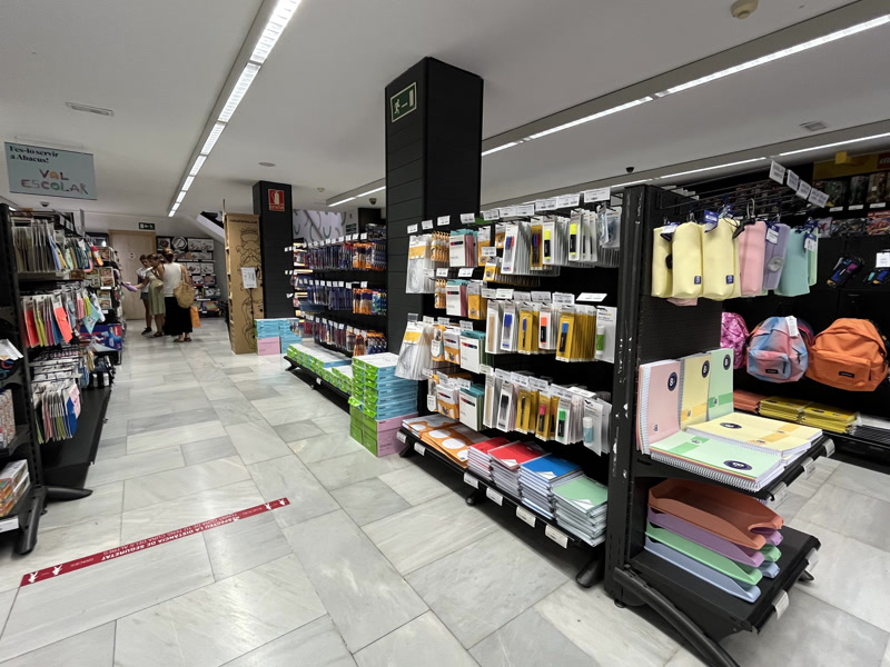 Les fam&iacute;lies comencen a comprar el material del nou curs escolar