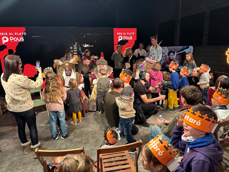 <strong>Els Reis atenen els infants al plat&oacute; de tvmatar&oacute; abans de la gran nit</strong>