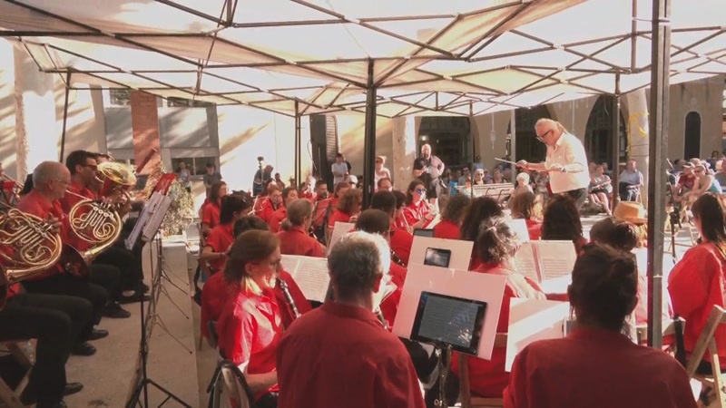 El pati de la Residència Sant Josep acull el popularment conegut com a 'Concert a banda'.