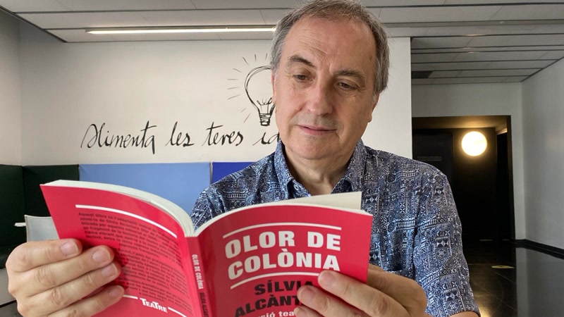 Toni Cabr&eacute; escriu i publica la versi&oacute; teatral de la novel&middot;la &quot;Olor de Col&ograve;nia&quot;, de S&iacute;lvia Alc&agrave;ntara