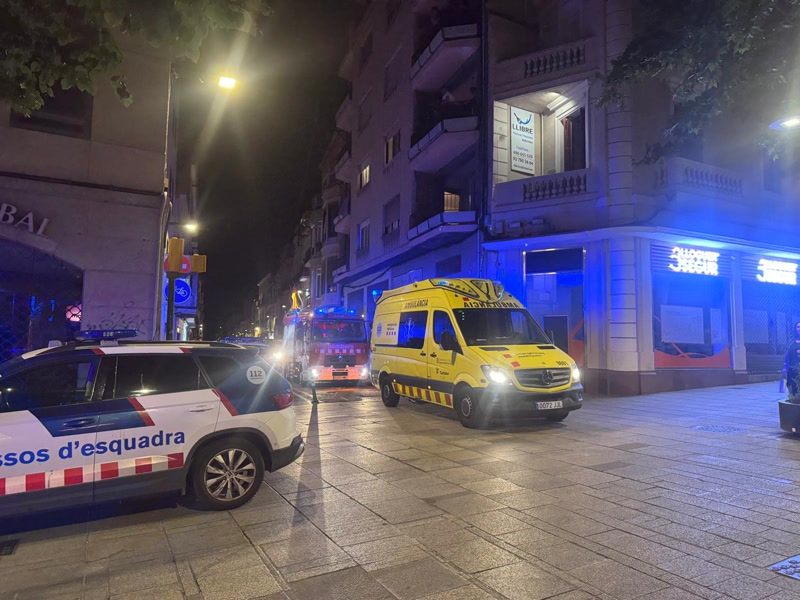 Una dona es precipita d&#39;un cinqu&egrave; pis a la Riera