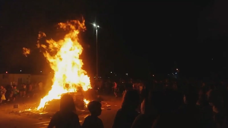 El foc i la màgia inunden el carrer Sant Joan