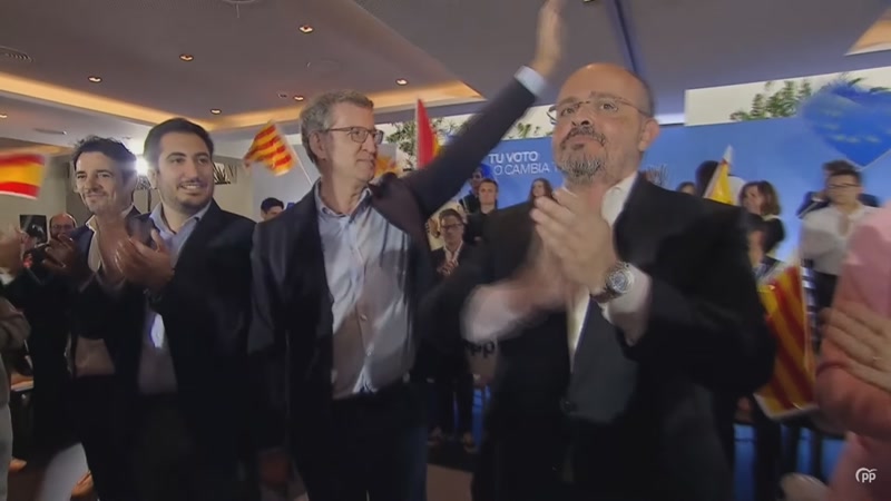 Feijóo passeja pels carrers de Cerdanyola en la seva primera visita a la comarca