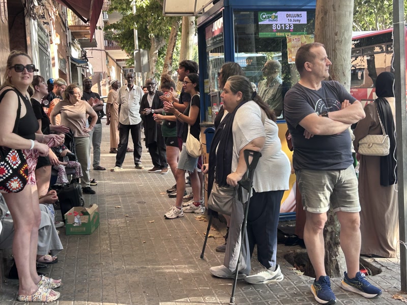 La pressi&oacute; ve&iuml;nal frena el tercer intent de desnonament de la Soledad