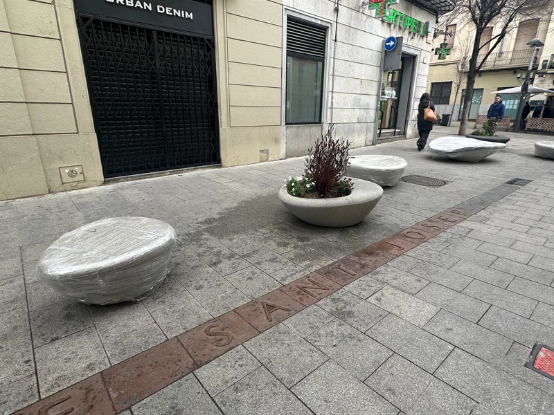 <strong>La reurbanitzaci&oacute; del carrer Sant Josep entra al tram final: la col&middot;locaci&oacute; de mobiliari</strong>