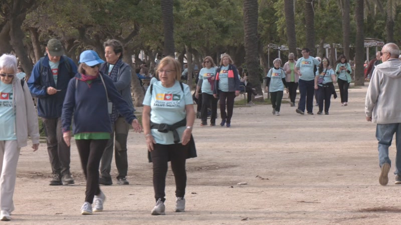 M&eacute;s de 1.100 persones caminen per la salut mental