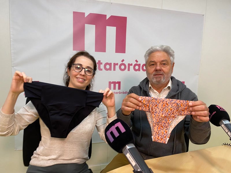 Fabriquen a Matar&oacute; roba &iacute;ntima per a persones amb mobilitat redu&iuml;da: &quot;Ens posem les calces pels peus. Hi ha gent que no pot&quot;