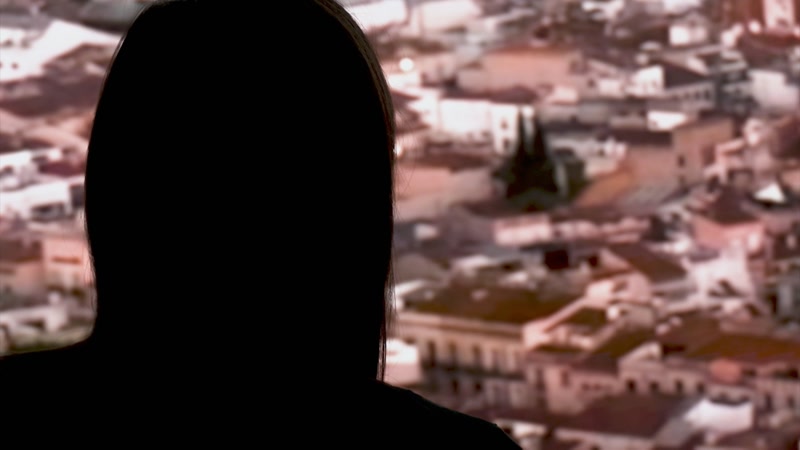 Maltractada i obligada a deixar el fill amb el pare, suposat abusador sexual i maltractador de la criatura