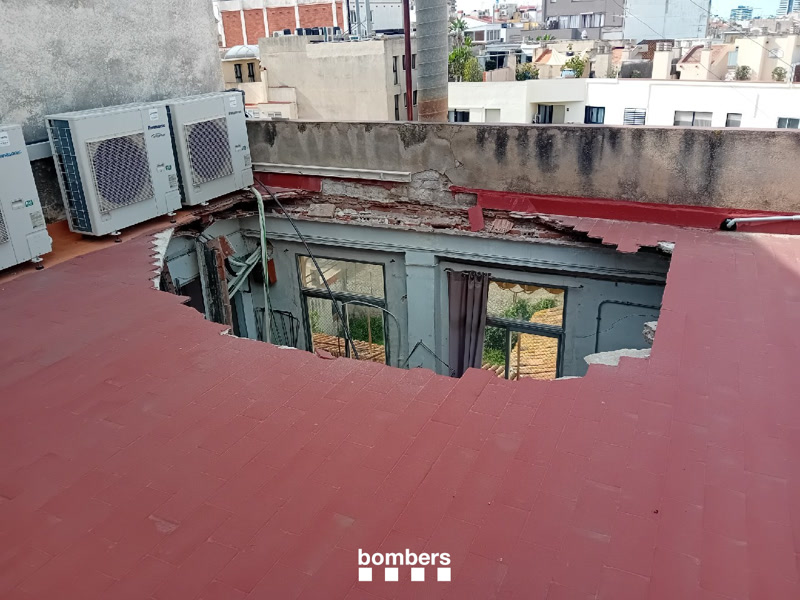 S&rsquo;esfondra el sostre d&#39;una f&agrave;brica t&egrave;xtil al centre de Matar&oacute;