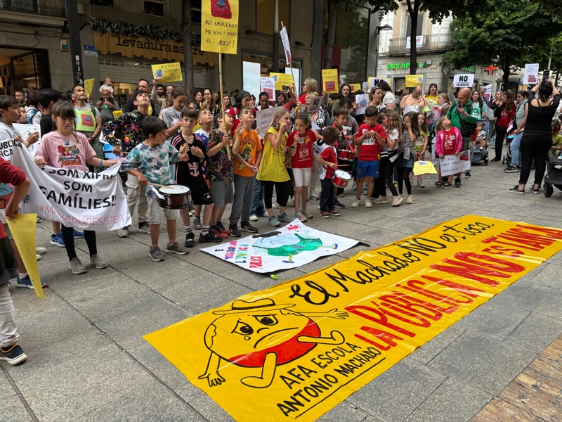 Les fam&iacute;lies de l&rsquo;Escola Antonio Machado fan sentir la seva veu contra el tancament de la l&iacute;nia d&rsquo;I3