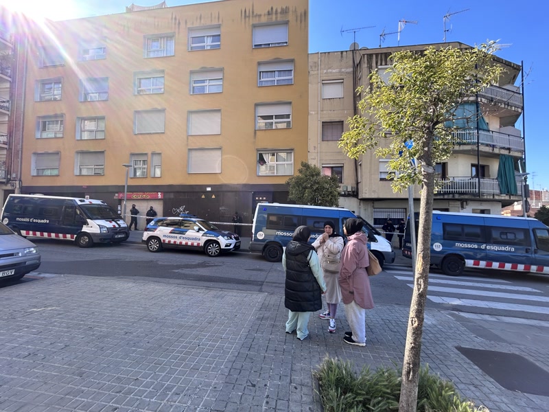 Executats dos dels set desnonaments previstos en un bloc de la Sareb a Rocafonda