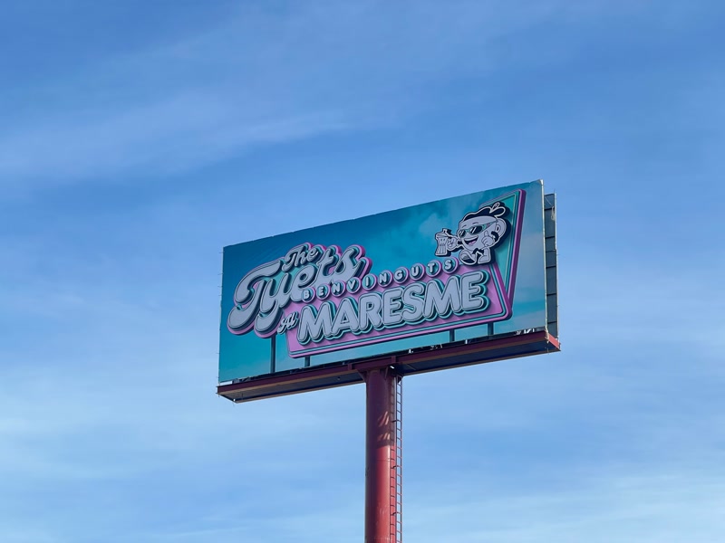 The Tyets escalfen motors pel nou disc plantant un gran cartell a l&rsquo;autopista