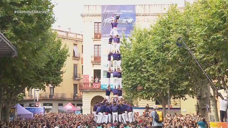 Els Capgrossos van inaugurar la Diada de Les Santes amb un 3 de 9 amb folre.