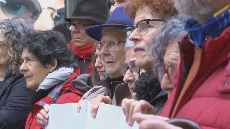 Teixit de Dones celebra la construcci&oacute; del monument contra les viol&egrave;ncies masclistes