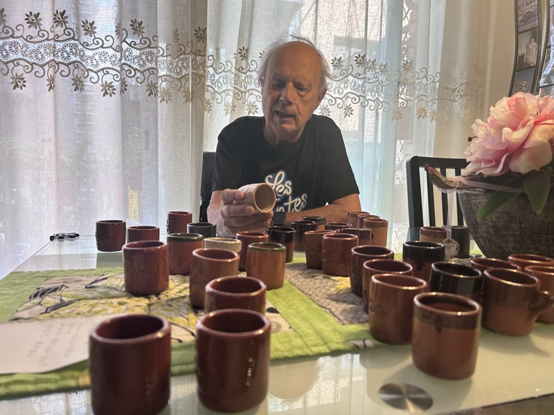 Quim Tudela amb la seva col·lecció de gots de cremat
