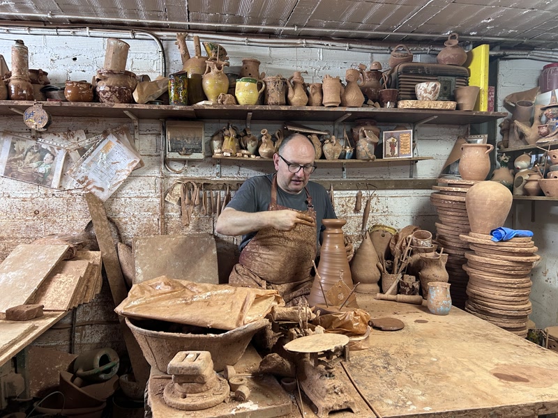 Antoni Majó al seu taller de Breda