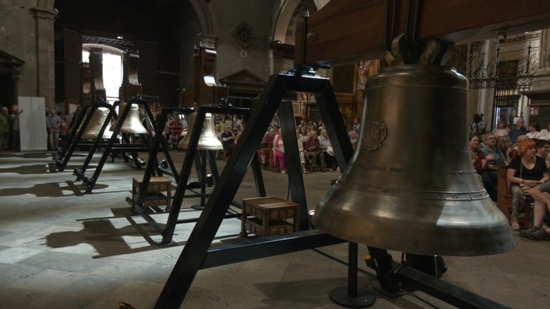 Furor per veure les campanes renovades de Santa Maria