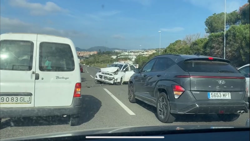 Mat&iacute; complicat a la C-32 en sentit Barcelona: cotxe incendiat i topada entre dos vehicles