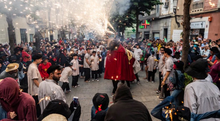 Foc, dansa i llengua fora: aix&iacute; &eacute;s la Momeroteta de Matar&oacute;