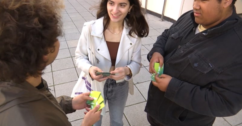 Els Joves Ecosocialistes reparteixen preservatius per la campanya &quot;T-Follar&quot;
