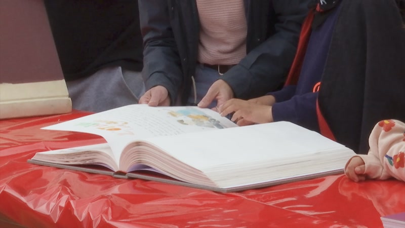 Els m&eacute;s petits i els artistes locals col&middot;laboren per elaborar el Llibre Gegant de Contes