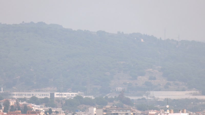 El fum de l&#39;incendi forestal de Fran&ccedil;a arriba al Maresme