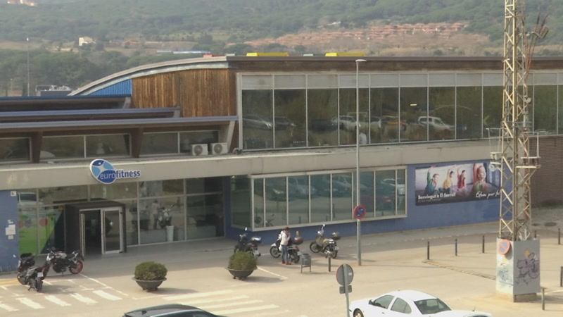 Se susp&egrave;n el reg dels camps d&#39;esport i es limita l&#39;aigua a les dutxes de piscines municipals