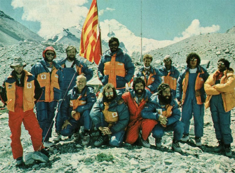 EXPEDICIÓ_GRUP_FEEC Òscar Cadiach, Carles Vallès a més de Sors i acompanyats dels xerpes Ang Karma, Narayan Shresta i Shambu Tamang, van fer el cim de l'Everest el 28 d'agost de 1985 per primer cop