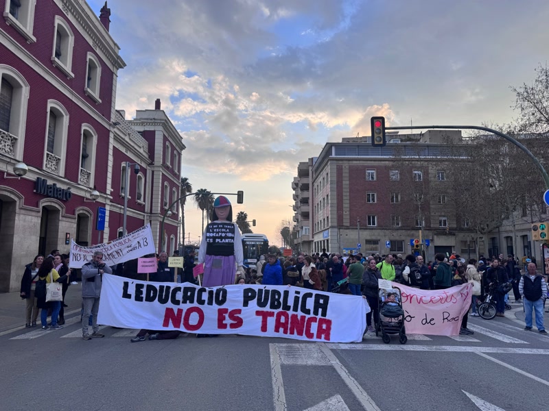Matar&oacute; i una desena de municipis m&eacute;s es manifesten pel tancament de l&iacute;nies