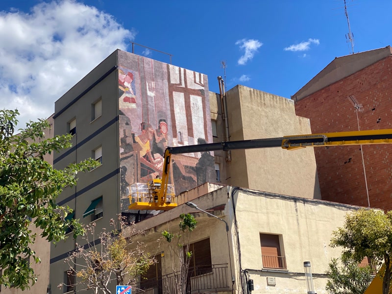 Un esmorzar intergeneracional i el cartell del 1936 al mural de Les Santes