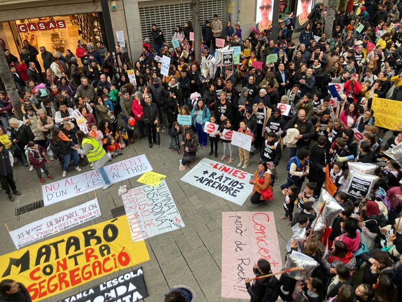 Crit massiu contra la supressi&oacute; de l&iacute;nies a l&#39;escola p&uacute;blica