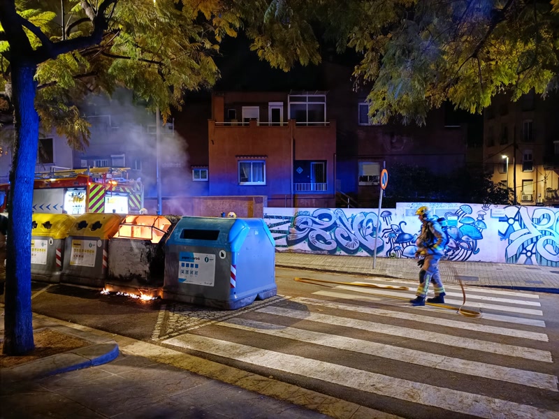 Crema de contenidors descontrolada a la capital del Maresme