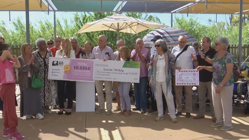 L&#39;Escola l&#39;Arbo&ccedil; rep els beneficis recollits del concert &#39;Els &agrave;ngels de Gwen Perry&#39;