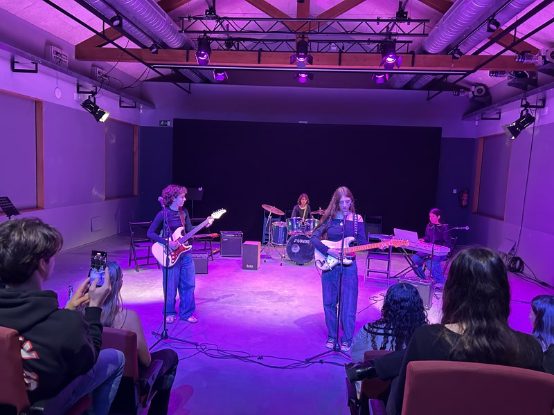 <strong>El batxillerat d&rsquo;Arts Esc&egrave;niques de l&#39;institut Laia l&rsquo;Arquera mostra sobre l&rsquo;escenari els seus aprenentatges</strong>