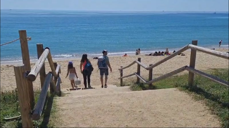 El bon temps i la calor avancen la temporada de bany a les platges