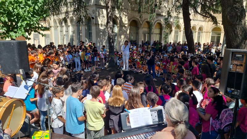 Centenars d&#39;alumnes de cinc escoles de Matar&oacute; participen&nbsp;en la&nbsp;desena trobada de flabiols