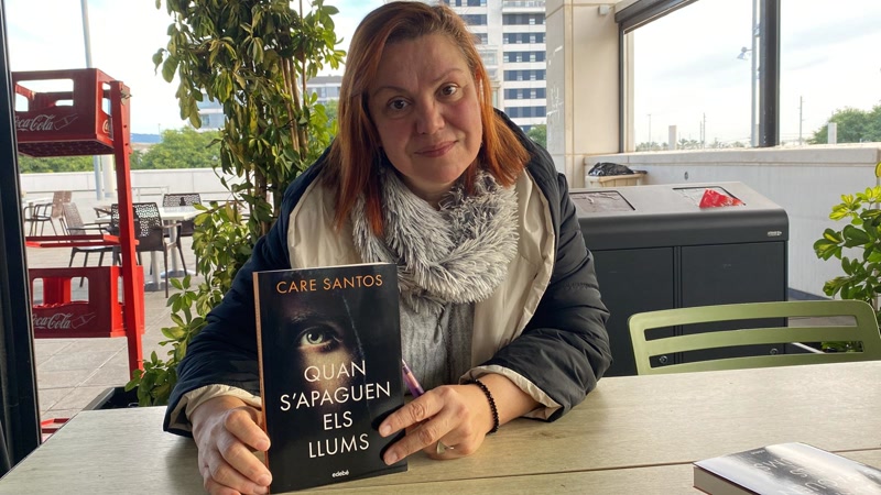 Care Santos publica &#39;Quan s&#39;apaguen els llums&#39;, un novel&middot;la d&#39;intriga protagonitzada per un misteri&oacute;s adolescent